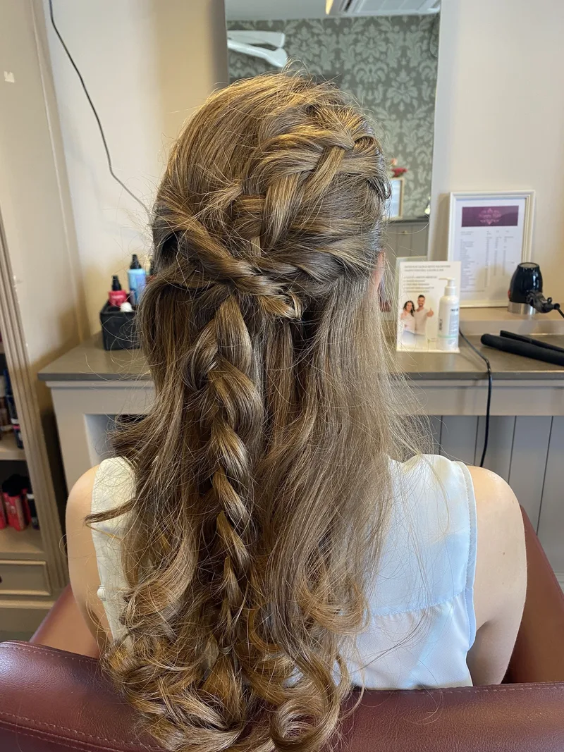 Half opgestoken bruin haar met vlechten en lange gekrulde punten