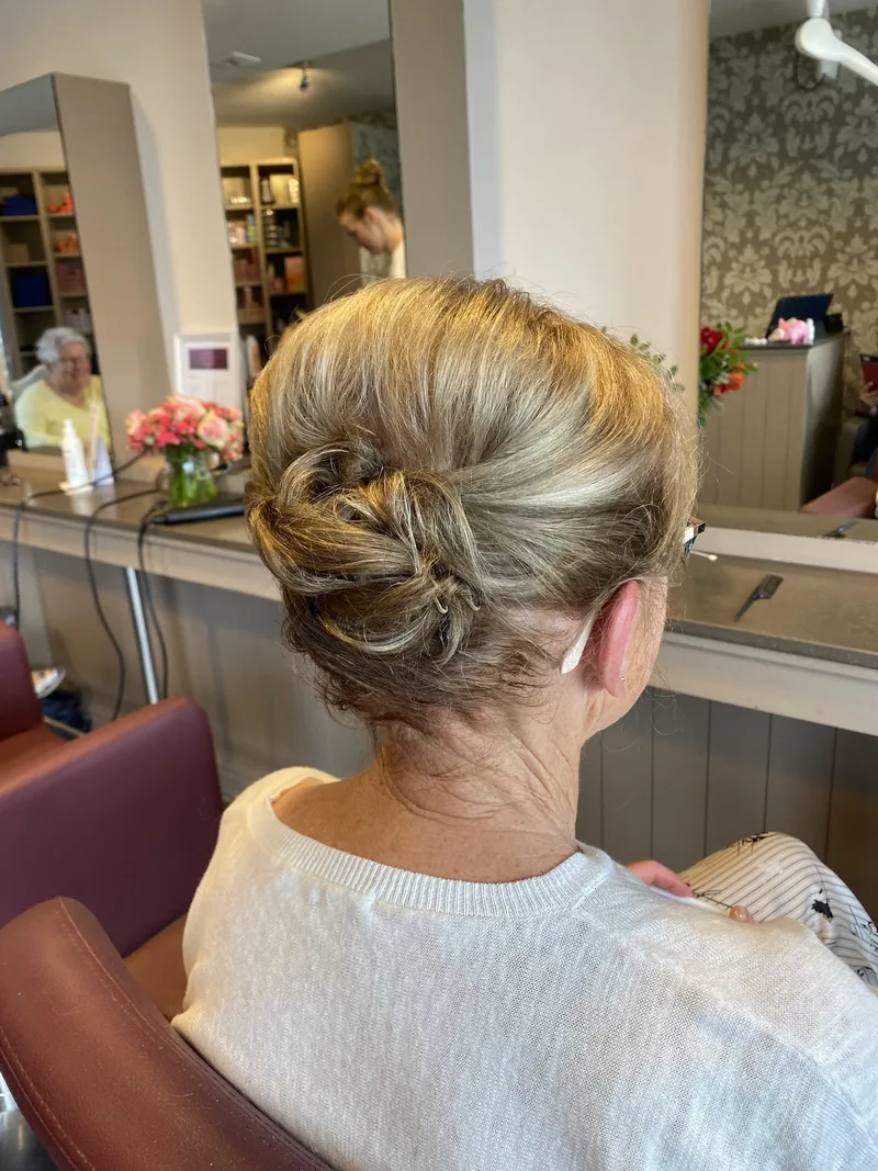 Blond en grijs haar in een lage gedraaide knot